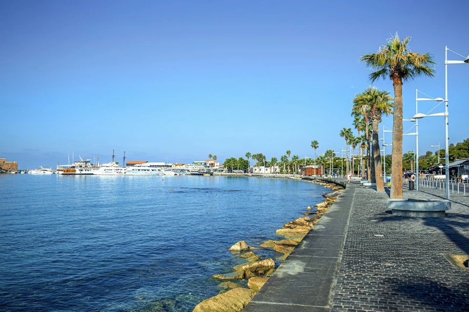 Kustpromenad och hav i Paphos